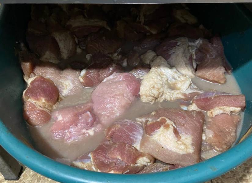 Imagen de carnes en mal estado de conservación: no se encuentran refrigerados.