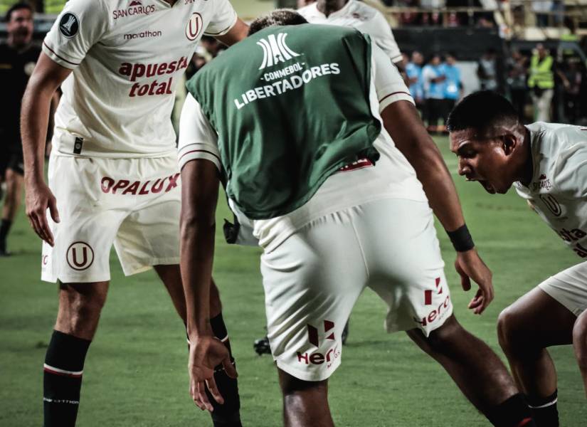 Jugadores de Universitario de Deportes festejando un gol.