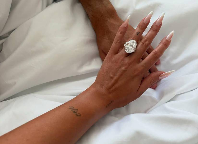 Abrazo de Georgina Rodríguez con su anillo de compromiso.