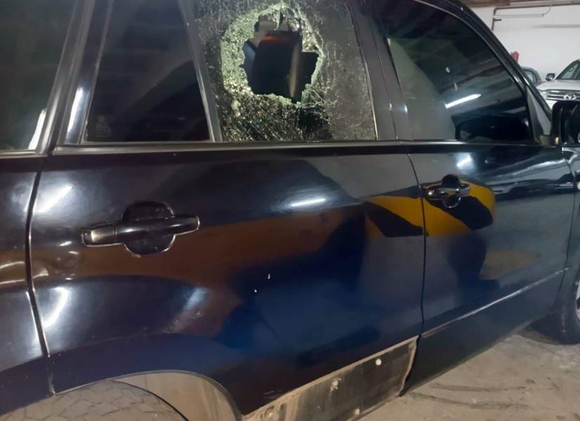 Imagen de una ventana rota de un carro que formó parte del convoy hacia Imbabura, el domingo 28 de septiembre del 2025.