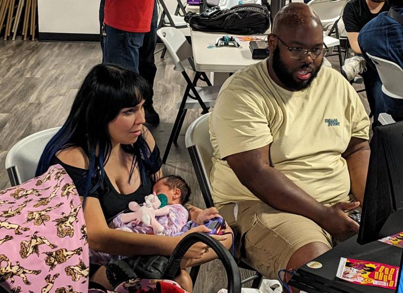 La mamá gamer en la final del torneo de Mortal Kombat con su hijo recién nacido en brazos