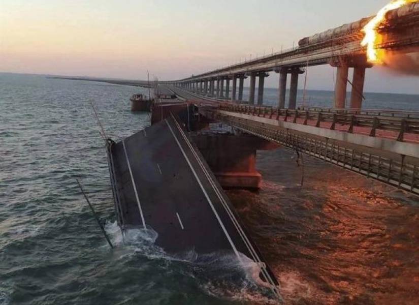 Un tramo del puente que une a Rusia con Crimea cayó al agua tras la explosión.