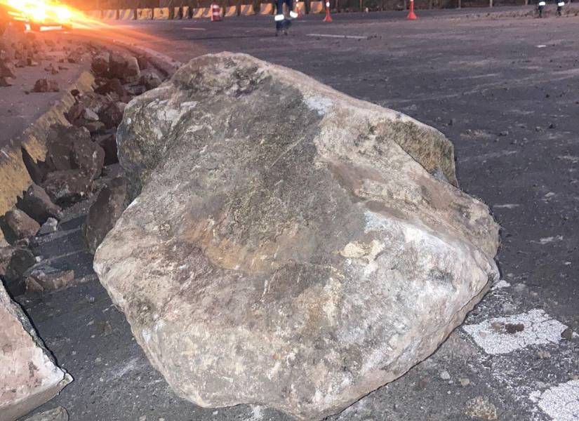 Una de las rocas que cayó sobre la calzada.