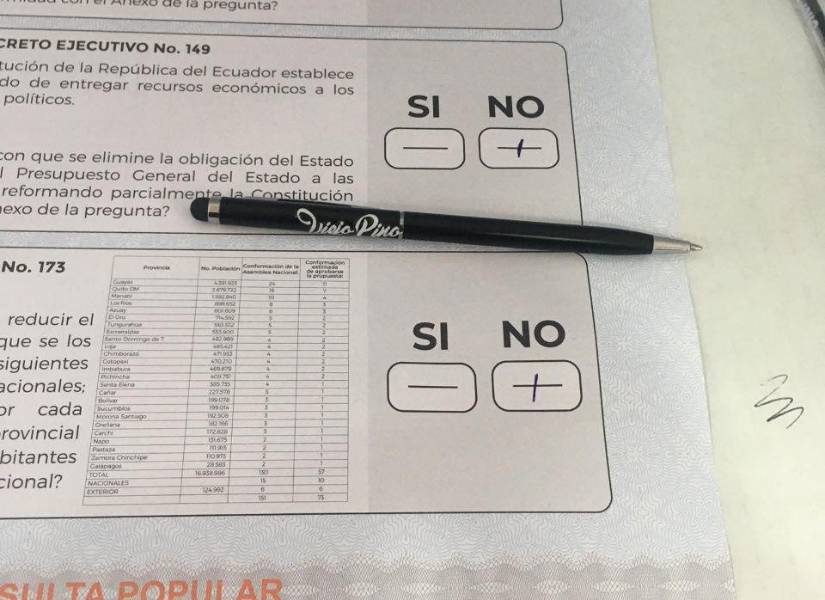 Pese a la prohibición, ciudadanos comparten su voto en redes sociales.