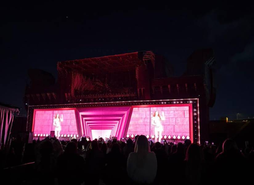 Shakira interpretando Te Felicito