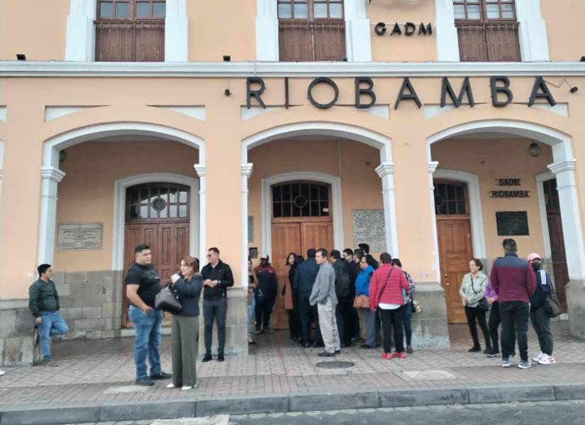 En las afueras del edificio del Municipio de Riobamba.