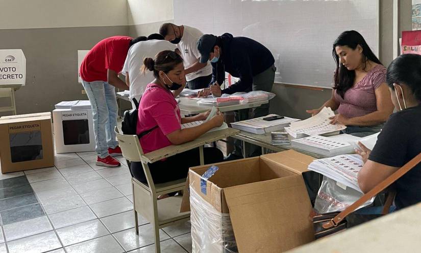 Las mesas se conformaron tarde. Eran las 07:40 y miembros de las Justa Receptora del Voto todavía contabilizaba el material electoral.