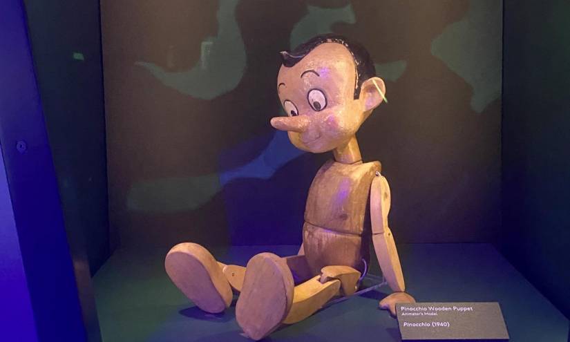 Fotografía de un modelo de animador, de 1940, de un títere de madera de Pinocho, durante la exhibición Disney 100 el 15 de febrero de 2023.