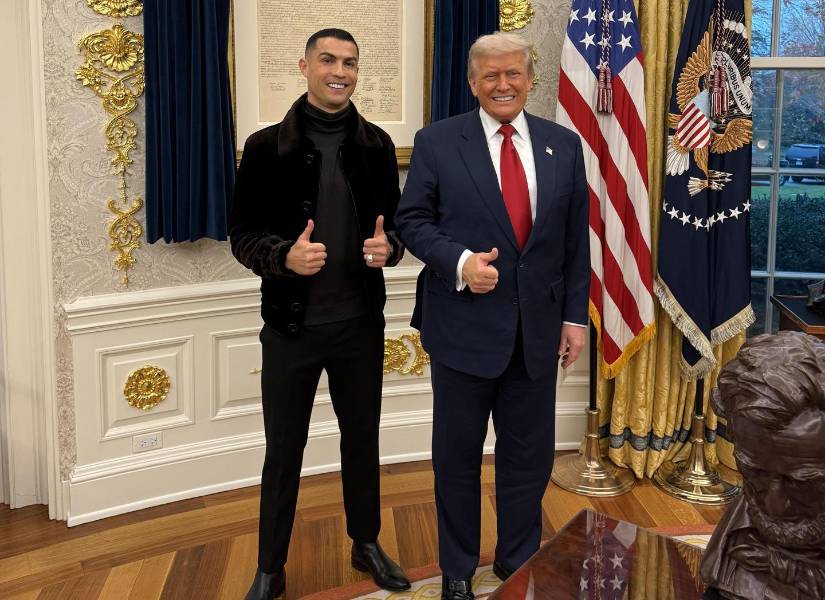 Fotografía tomada de la cuenta oficial de X de la asistente especial del presidente y asesora de comunicaciones de la Casa Blanca @MargoMartin47, que muestra al presidente de Estados Unidos, Donald Trump (d) posando con el jugador de fútbol, Cristiano Ronaldo en la Casa Blanca en Washington (EE.UU.).