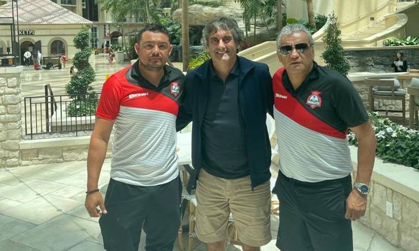 Paúl Guevara junto con los exfutbolistas Enzo Francescoli y Marco Etcheverry en Estados Unidos