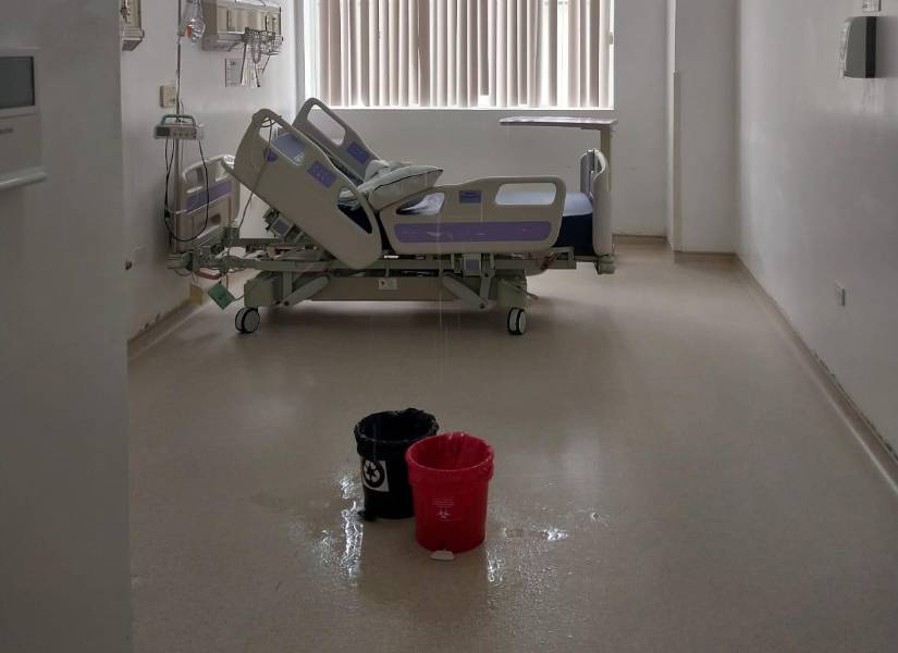 En algunas zonas del Hospital de Sucumbíos hay múltiples goteras.