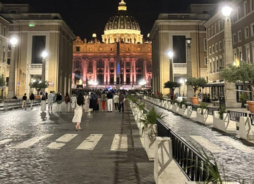 3 500 drones que iluminaron el cielo en el Vaticano