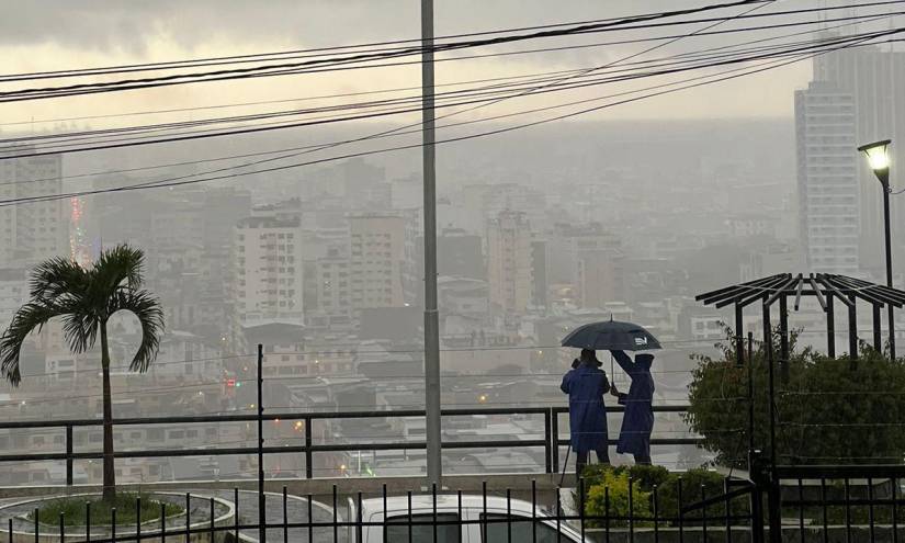 Una mirada de la lluvia que cae en Guayaquil desde las instalaciones de Ecuavisa.