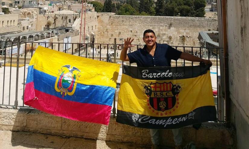 Christian Acosta muestra las banderas de Ecuador y Barcelona Sporting Club.