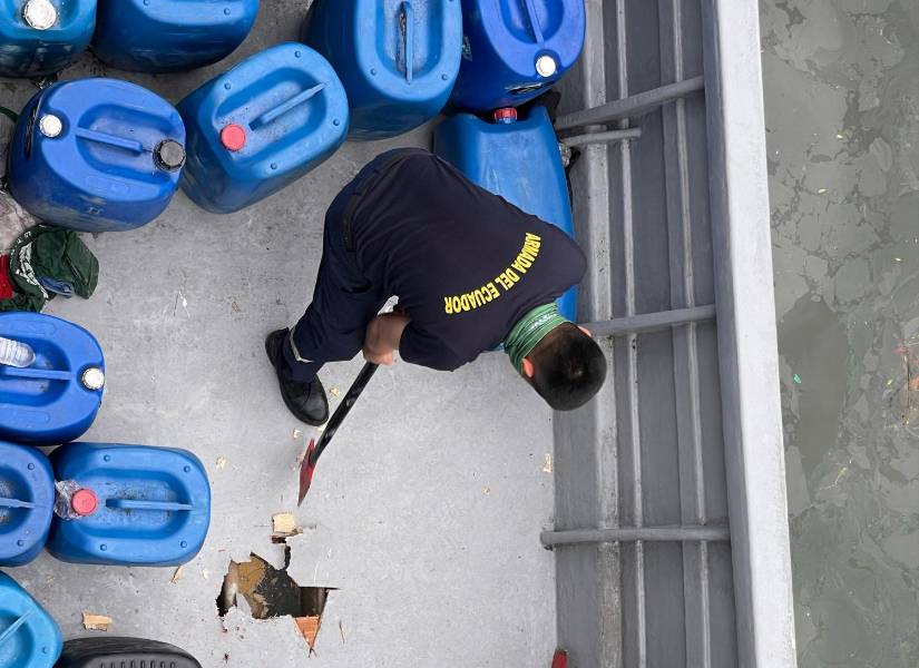 Marinos tuvieron que romper el piso de una embarcación para localizar el cargamento.