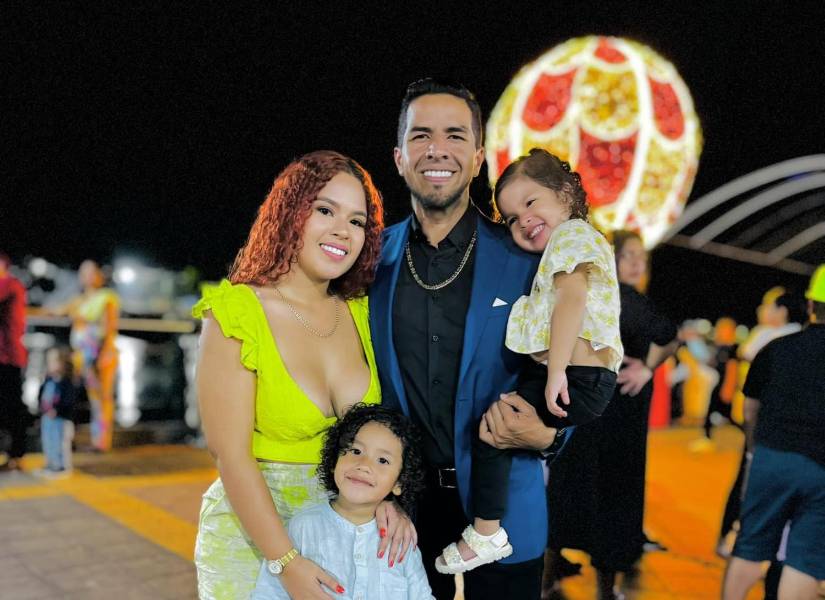 Foto de Christian Nieto, su esposa Nicole Burgos y sus dos hijos.