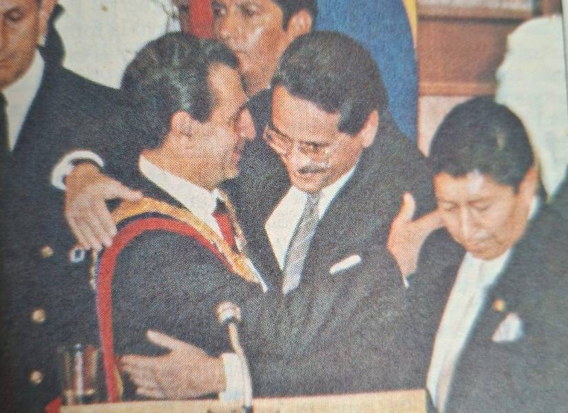 10 de Agosto de 1988. Rodrigo Borja es posesionado en el Congreso Nacional, en Quito.