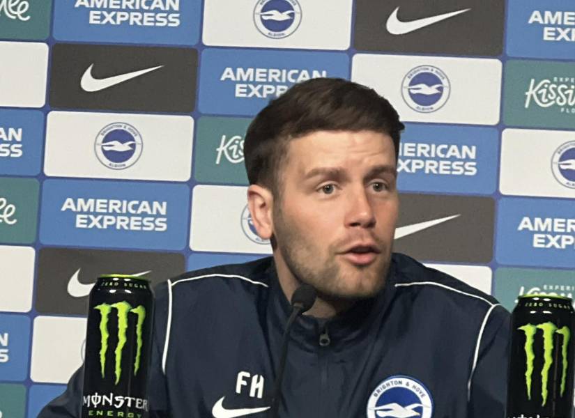 El entrenador del Brighton, Fabian Hürzeler, habló de la salida de Pervis Estupiñán.