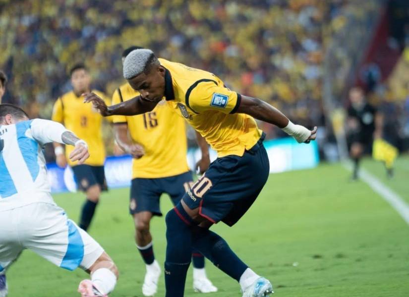Nilson Angulo fue una de las figuras de la selección de Ecuador ante Argentina.