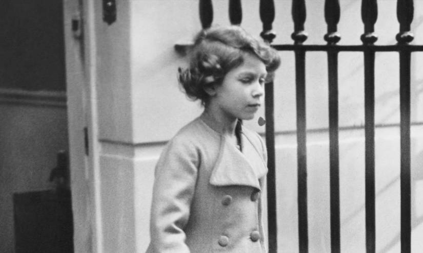 La princesa Isabel sale de una cita con el dentista en Londres en octubre de 1934. (AP, archivo)