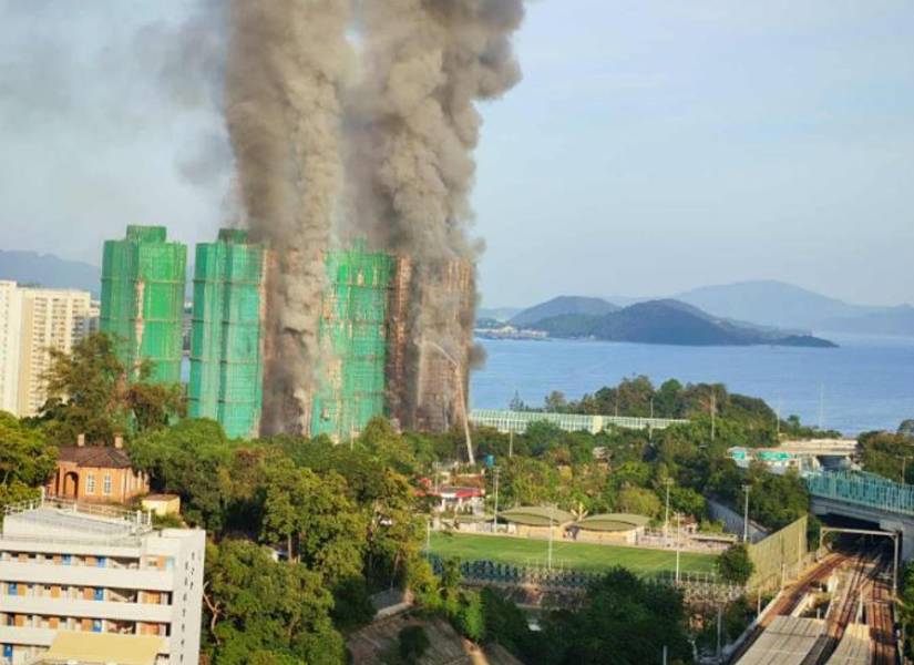 HONG KONG, 26/11/2025.- Incendio de gran magnitud en una urbanización del distrito de Tai Po, en el norte de Hong Kong, donde las llamas se propagaron por el andamiaje de bambú instalado en un bloque .IMÁGENES: CEDIDAS POR EL USUARIO DE FACEBOOK Zelle Prl