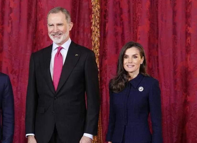 Rey Felipe VI y Reina Letizia mostrando sus atuendos