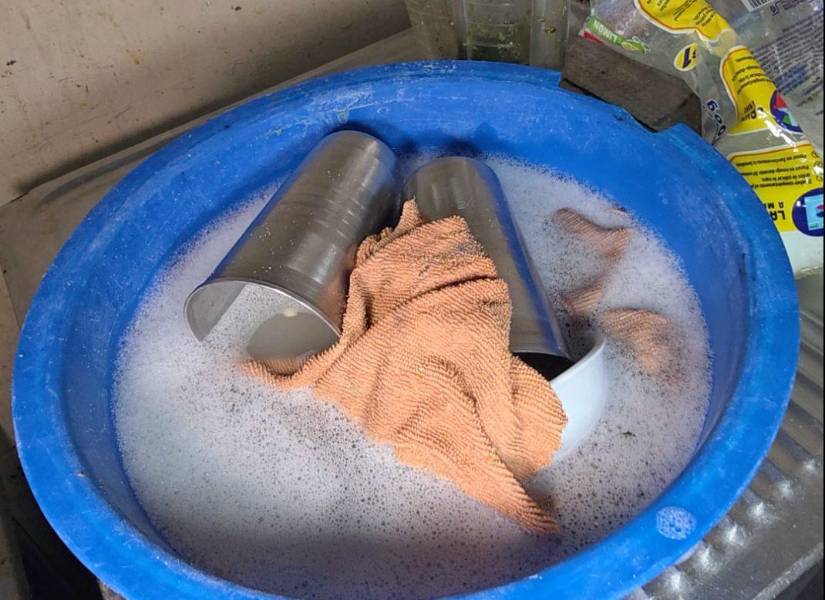 los funcionarios encontraron basura acumulada y lavacaras con agua sucia.