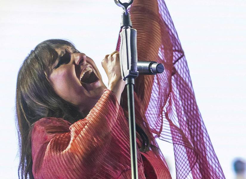 ARANDA DE DUERO (BURGOS), 12/08/2023.- La cantante Eva Amaral actúa en uno de los escenarios del Festival Sonorama 2023, este sábado en la localidad burgalesa de Aranda de Duero. EFE/Paco Santamaría