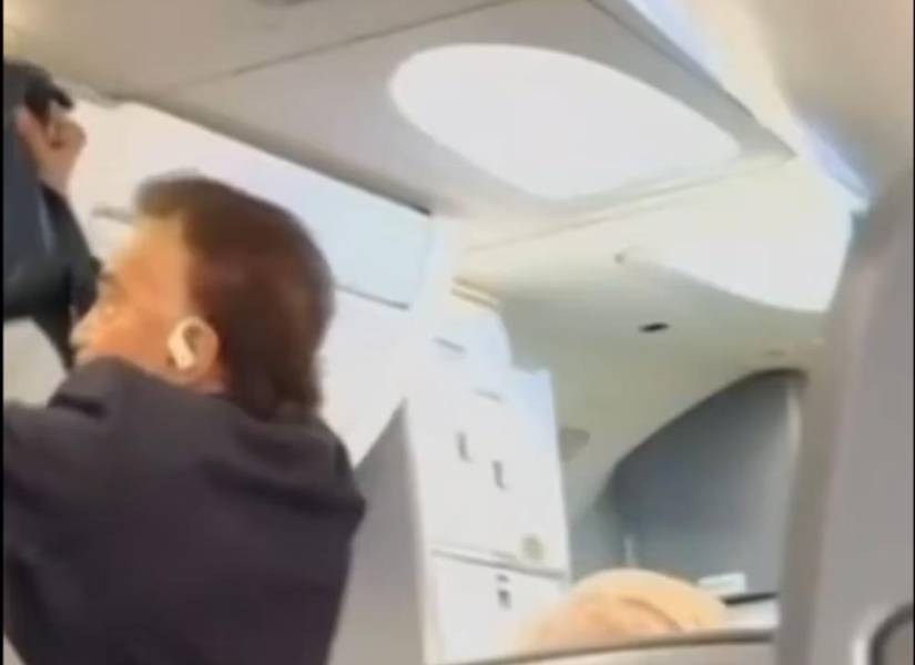 El Puma Rodríguez siendo sacado del avión.