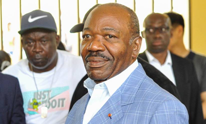 El presidente de Gabón, Ali Bongo Ondimba, muestra su dedo pulgar, tras votar durante las elecciones generales celebradas el pasado 26 de agosto