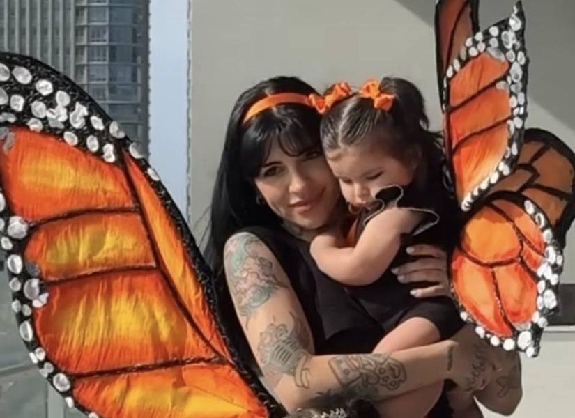 Cazzu y su hija Inti.