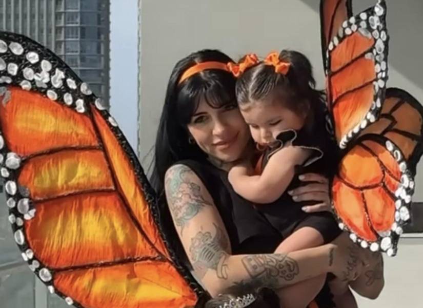 Cazzu junto a su hija Inti.