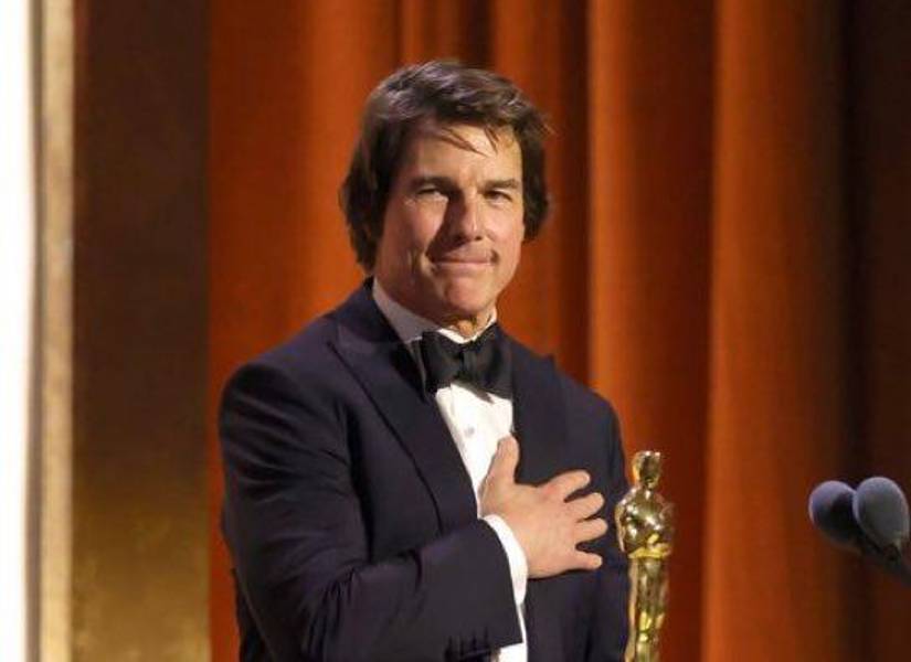 Tom Cruise con su estatuilla del Óscar.