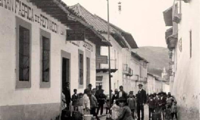 La fábrica de licores Excélsior en las calles Loja y Quijano del barrio San Sebastián.