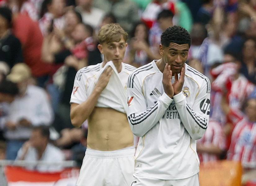 }Las caras de los jugadores del Real Madrid, Dean Hujsen y Jude Bellingham, tras recibir el cuarto gol durante el partido de entre el Real Madrid y el Atlético de Madrid.