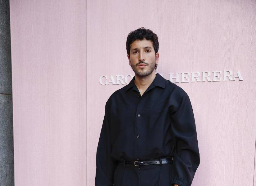 El cantante Sebastián Yatra posa este jueves a su llegada al desfile de Carolina Herrera.