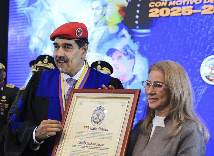Maduro recibiendo el doctorado honoris causa de la Universidad Militar Bolivariana de Venezuela (UMBV)