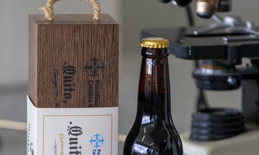 Fotografía donde se vé la cerveza rescatada de un lúpulo del siglo XVI, en Quito
