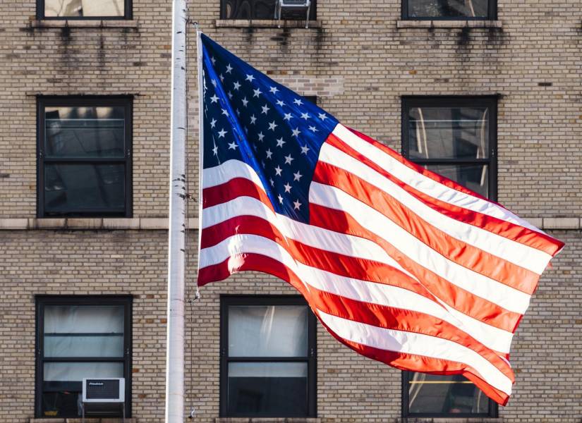 Bandera de los Estados Unidos en un edificio departamental de Nueva York.