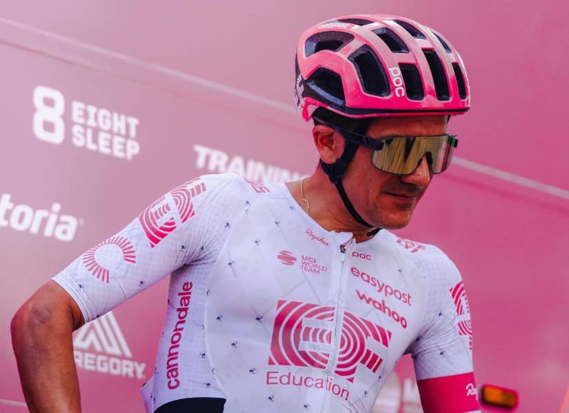Richard Carapaz, ciclista de EF Education Easy-Post, luce el jersey que usará en el Giro de Italia