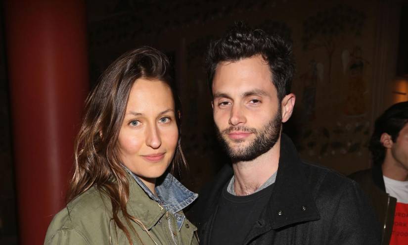 Penn Badgley y su esposa.