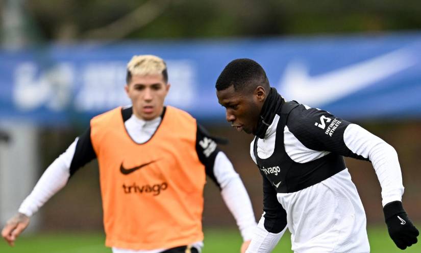 Moisés Caicedo entre junto a Enzo Fernández.