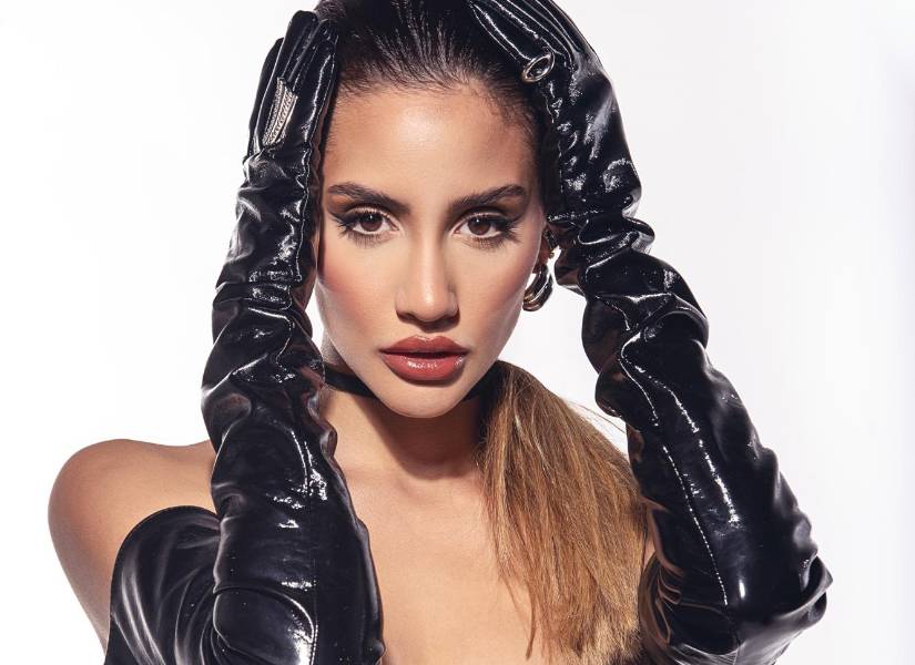 La cantante ecuatoriana Maga Córdova durante la grabación de su nuevo sencillo.