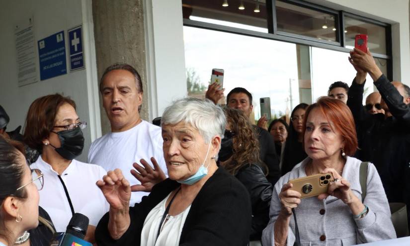 Féretro ingresando al Cementerio.