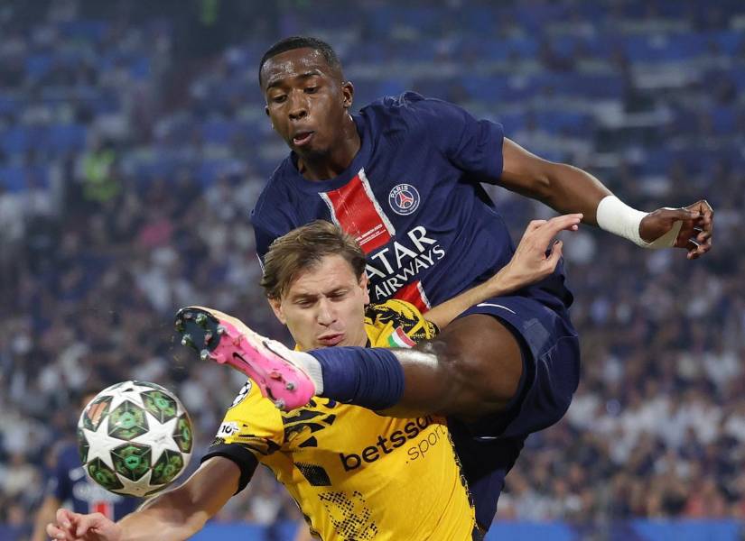 Willian Pacho (PSG) después de despejar el balón al saltar por detrás de Nicolo Barella (Inter), en la final de la Champions League 2025.