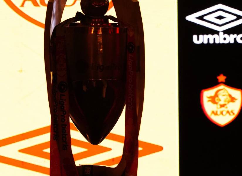 El trofeo de campeón de LigaPro fue exhibido en el evento donde Aucas presentó la indumentaria que usará en el 2023.