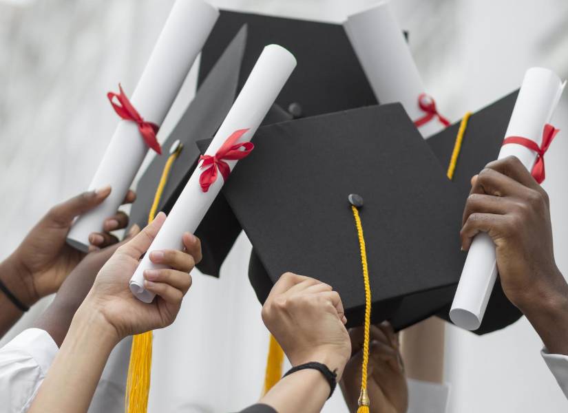 Birretes en el aire.