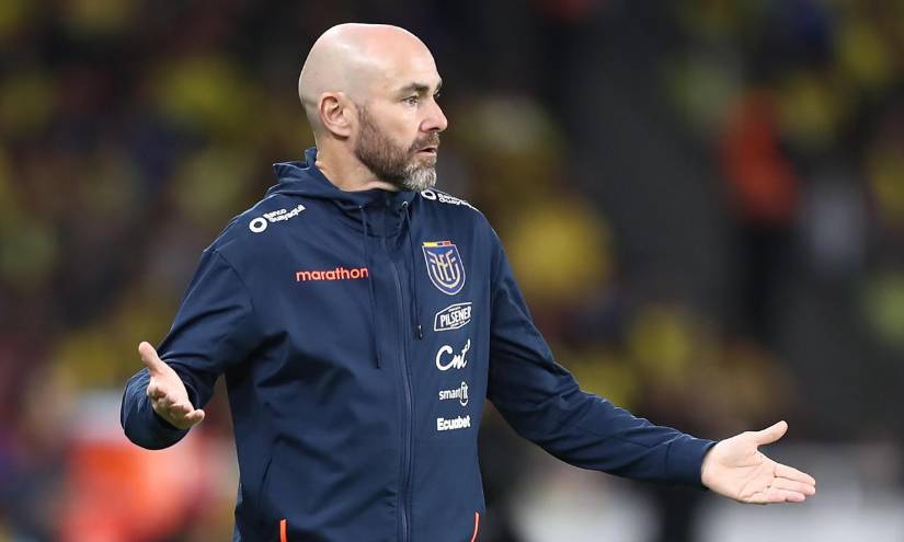 El director técnico Félix Sánchez Bas de Ecuador reacciona en un partido de las Eliminatorias