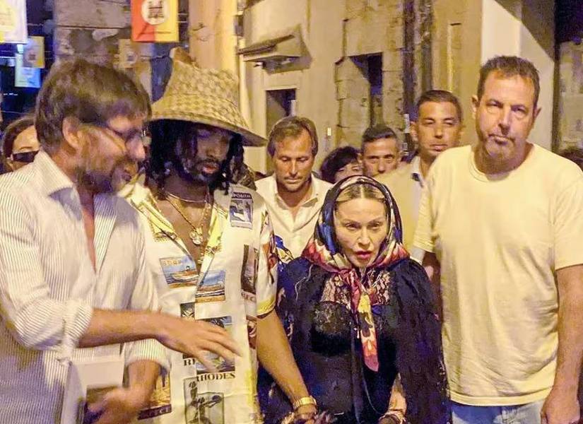 Madonna de paseo por Italia