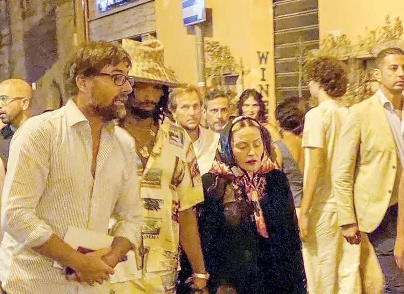 Madonna paseando por Italia